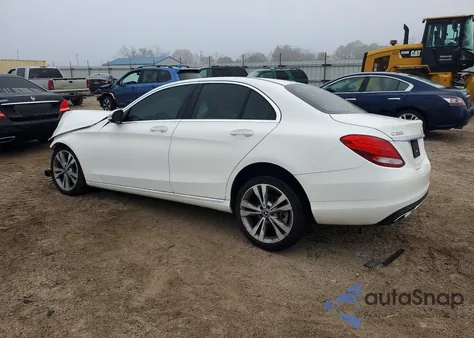 2018 Mercedes-Benz C 300 z USA, uszkodzony, nr VIN 55SWF4JB0JU278236